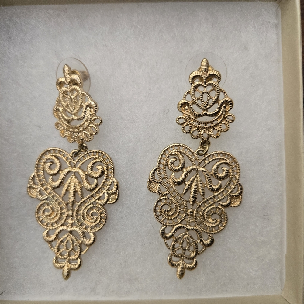Banana Republic Gold Filigree Chandelier Earrings - Picture 3 of 12